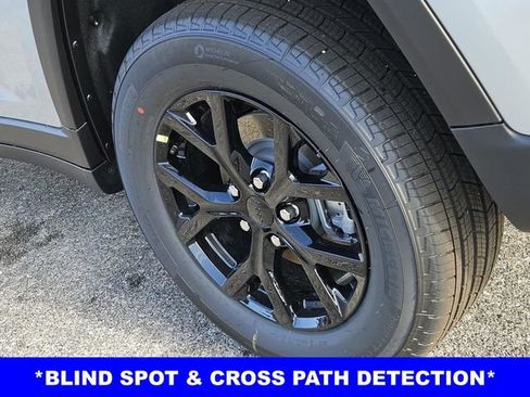 New 2025 Jeep Grand Cherokee Laredo image 9