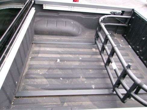 Used 2010 Nissan Frontier SE image 12