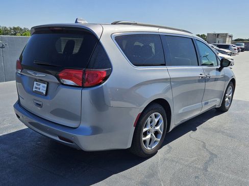 Used 2018 Chrysler Pacifica Touring w/ Tire & Wheel Group image 3
