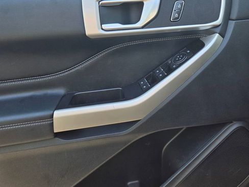 Used 2022 Ford Explorer XLT AWD/4WD image 16