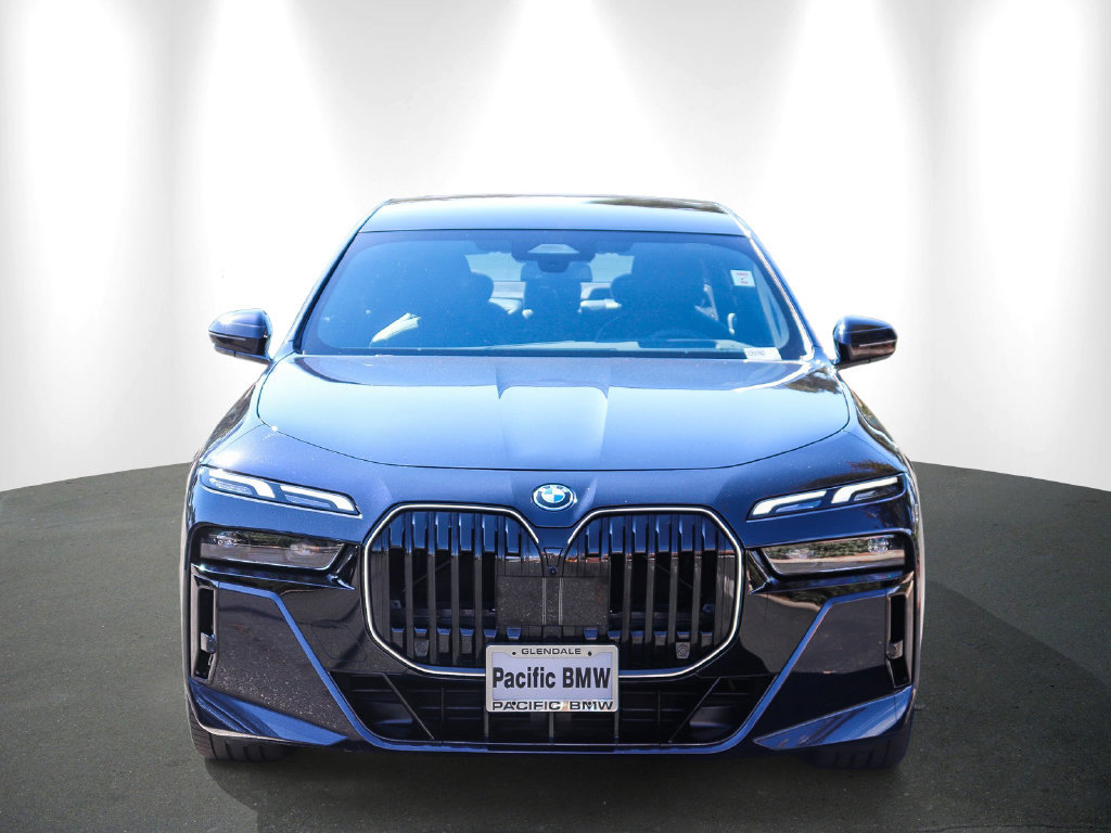 Used 2026 BMW 750e xDrive w/ Premium Package AWD/4WD image 2
