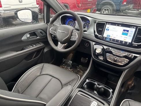 New 2026 Chrysler Pacifica Limited AWD/4WD image 14