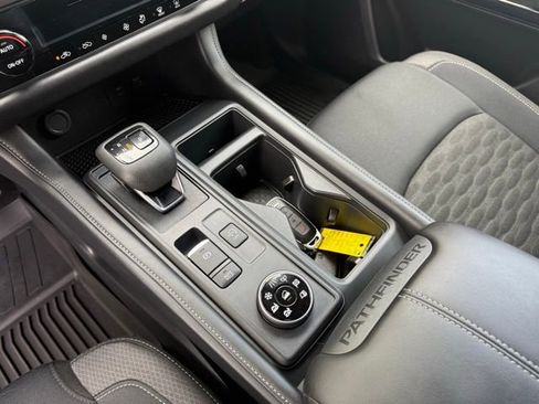 Used 2025 Nissan Pathfinder S image 22