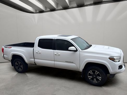 Used 2017 Toyota Tacoma TRD Sport image 5