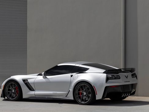 Used 2016 Chevrolet Corvette Z06 w/ 3LZ Preferred Equipment Group RWD image 9