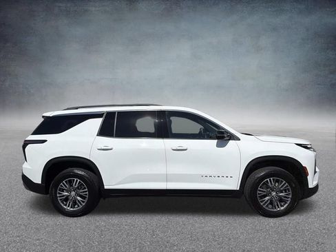Used 2025 Chevrolet Traverse LT FWD image 2