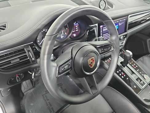 Certified 2025 Porsche Macan AWD/4WD image 4