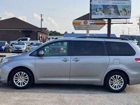 Used 2013 Toyota Sienna XLE w/ Entertainment Pkg FWD image 11