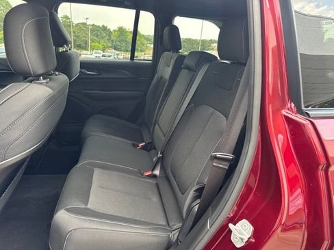 Used 2025 Jeep Grand Cherokee Laredo RWD image 11
