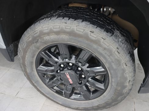 Used 2025 GMC Sierra 2500 AT4 w/ AT4 Premium Plus Package AWD/4WD image 3