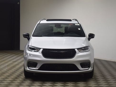 New 2026 Chrysler Pacifica Limited w/ S Appearance Package image 2