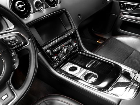 Used 2016 Jaguar XJ R image 57