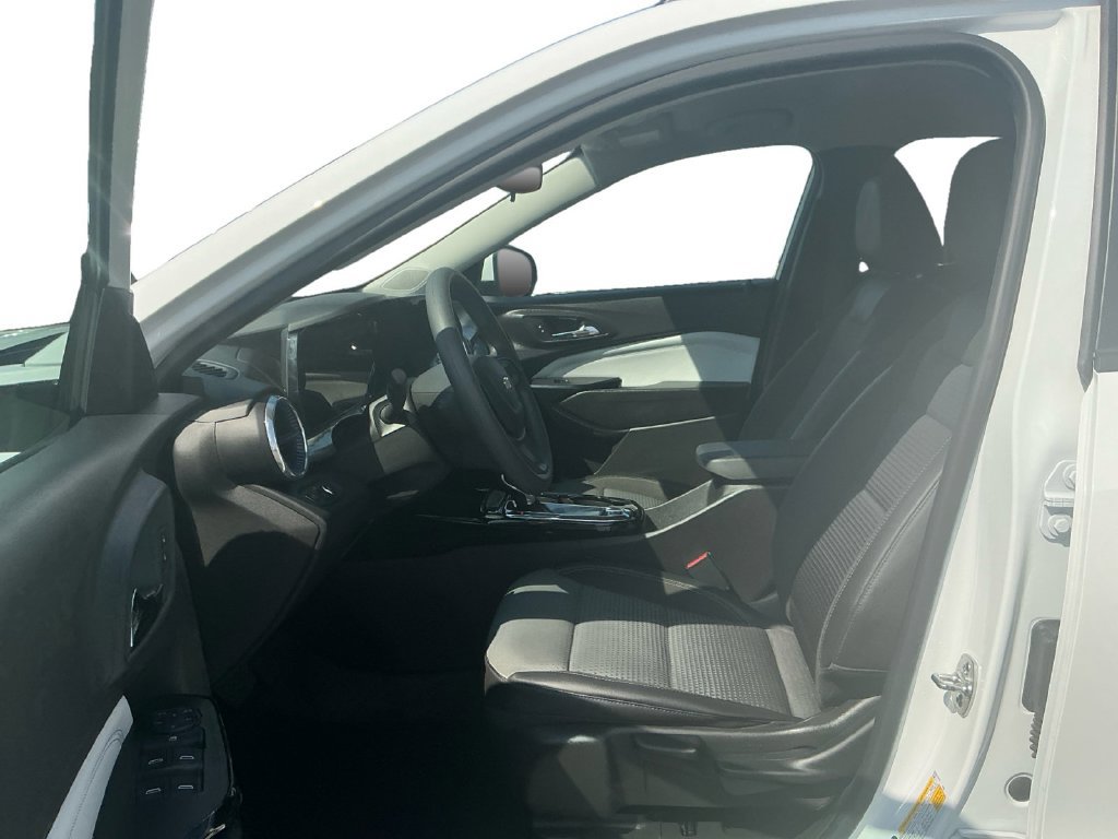 Used 2025 Chevrolet Trax LT FWD image 14