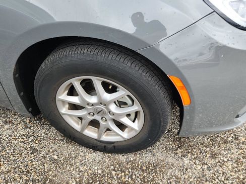 Used 2025 Chrysler Pacifica Select FWD image 2