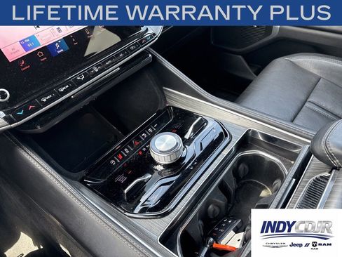 Used 2023 Jeep Wagoneer Series III w/ Preferred Equipment Group AWD/4WD image 18