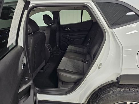 Used 2025 Chevrolet Trax LT FWD image 12