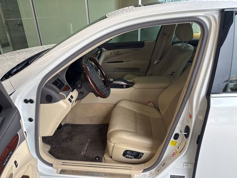 Used 2017 Lexus LS 460 w/ Comfort Package RWD image 3