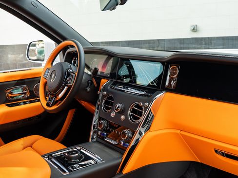 Used 2025 Rolls-Royce Cullinan image 2