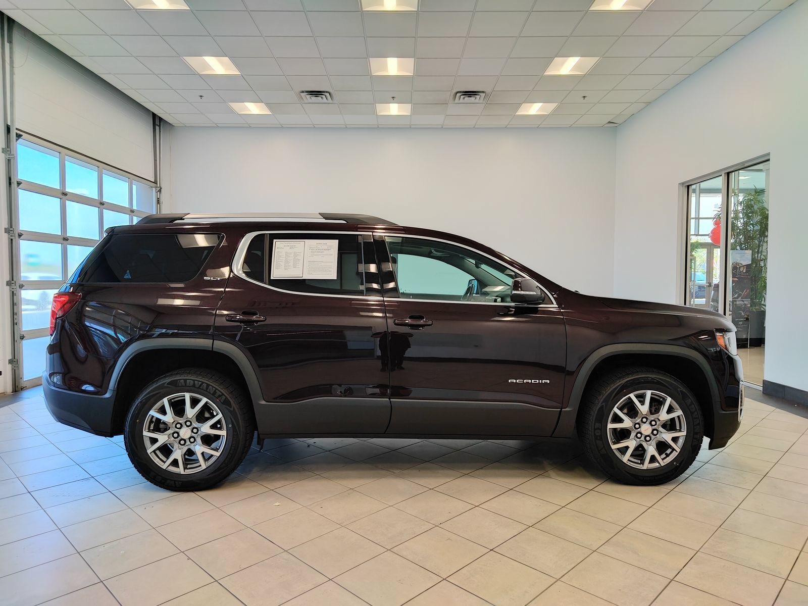 Used 2021 GMC Acadia SLT FWD image 2