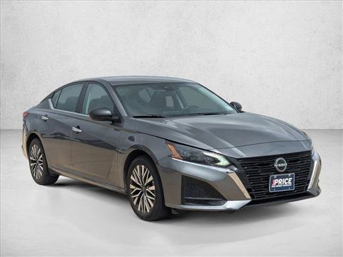 Used 2025 Nissan Altima 2.5 SV image 3