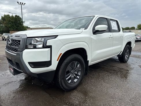 Used 2025 Nissan Frontier SV RWD image 3