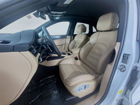 Certified 2025 Porsche Macan image 5
