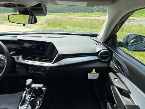 New 2026 Chevrolet Trax LT w/ LT Convenience Package FWD image 28