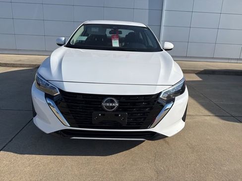 Used 2025 Nissan Sentra SV image 3