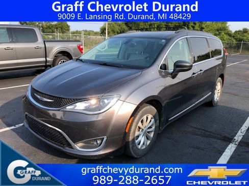 Used 2017 Chrysler Pacifica Touring-L FWD image 1