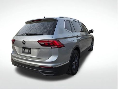Used 2022 Volkswagen Tiguan SE w/ Panoramic Sunroof Package image 9