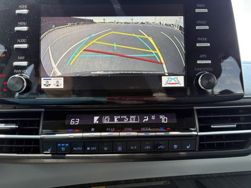 Used 2022 Toyota Sienna Limited FWD image 11