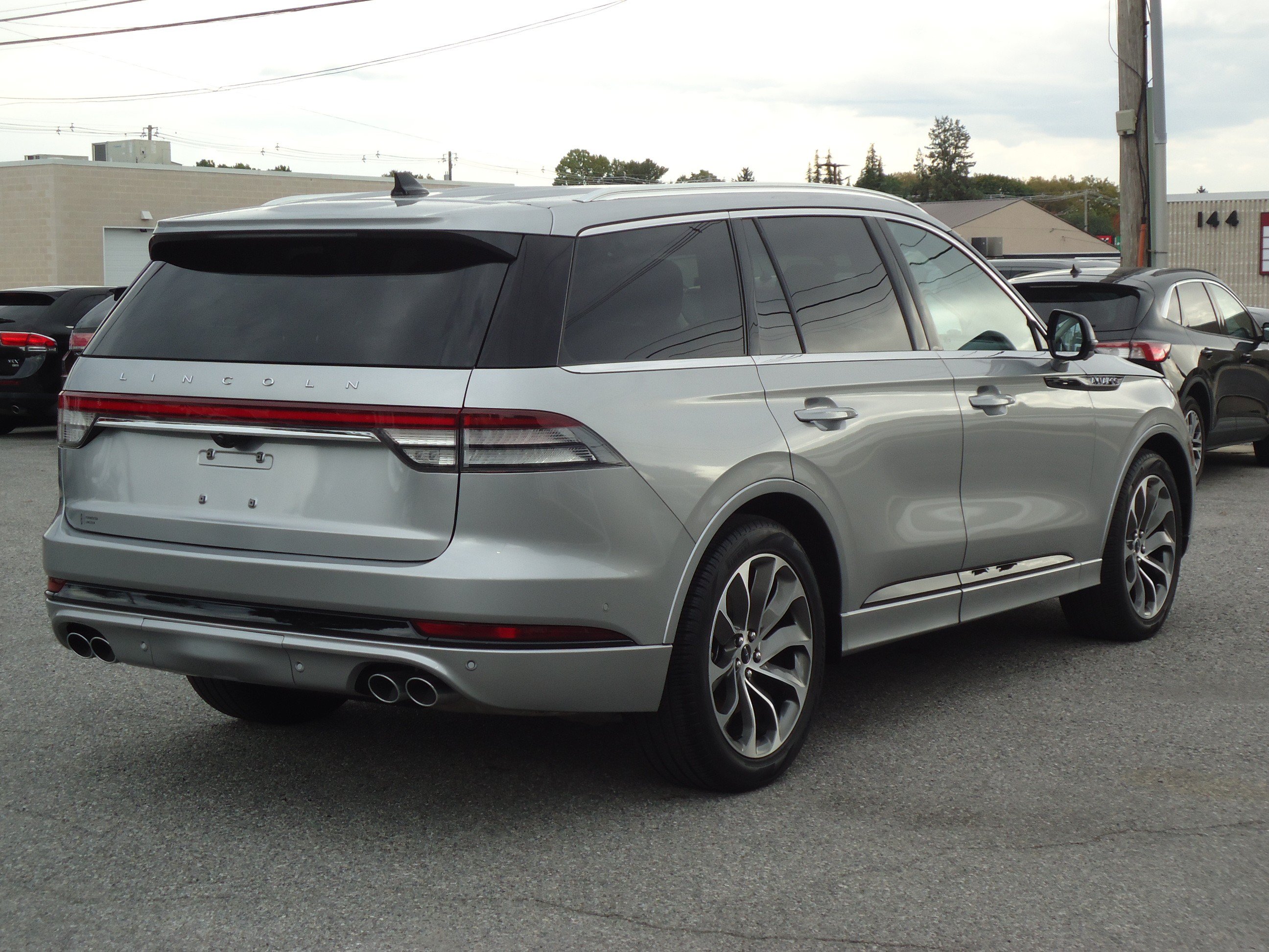 Used 2021 Lincoln Aviator Grand Touring w/ Equipment Group 302A AWD/4WD image 3