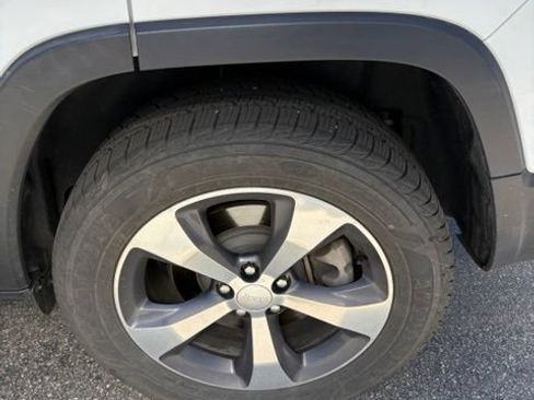 Used 2020 Jeep Cherokee Limited w/ Technology Group AWD/4WD image 10