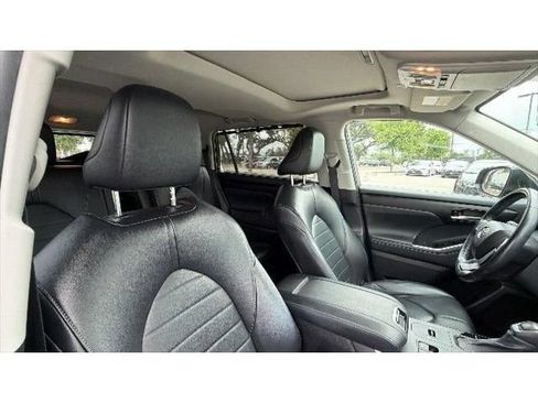 Used 2023 Toyota Highlander XLE FWD image 39