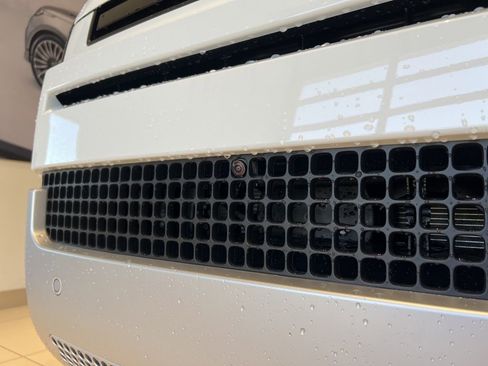 New 2024 Land Rover Defender 110 SE image 10