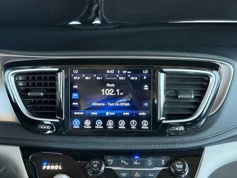 Used 2017 Chrysler Pacifica Limited w/ UConnect Theater Package image 55