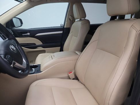 Used 2019 Toyota Highlander XLE FWD image 17