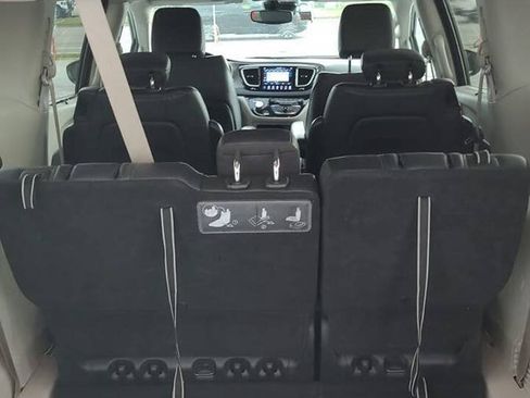 Used 2020 Chrysler Pacifica Touring-L w/ Advanced Safetytec Group FWD image 4