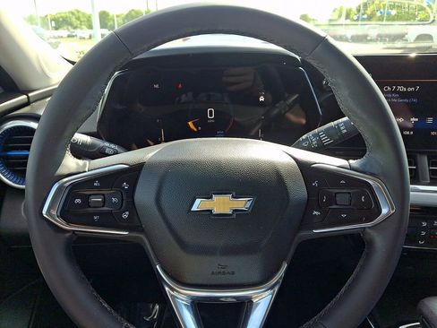 Certified 2024 Chevrolet Trax LT w/ Sunroof Package FWD image 19