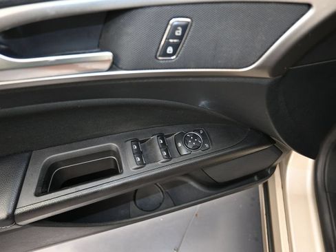 Used 2018 Ford Fusion SE w/ Fusion SE Technology Package FWD image 11