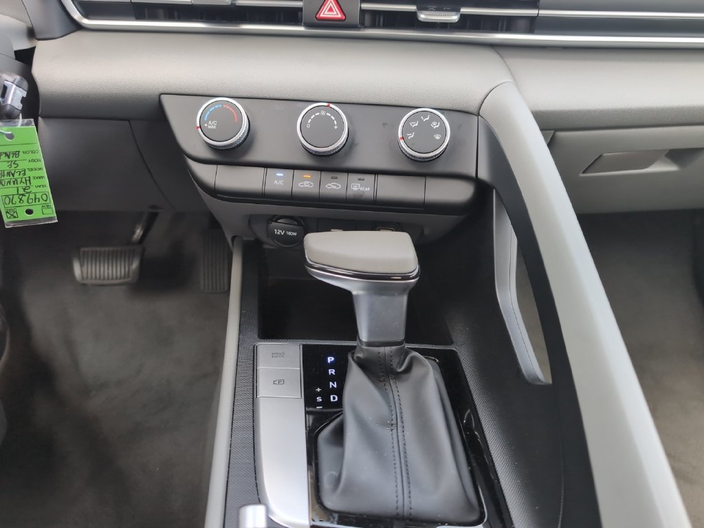 Used 2021 Hyundai Elantra SE FWD image 9