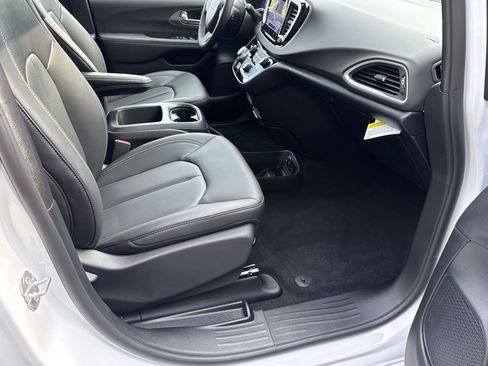 New 2025 Chrysler Voyager LX image 18
