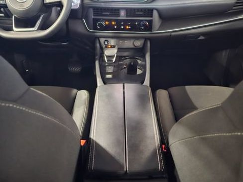Used 2024 Nissan Rogue S FWD image 39