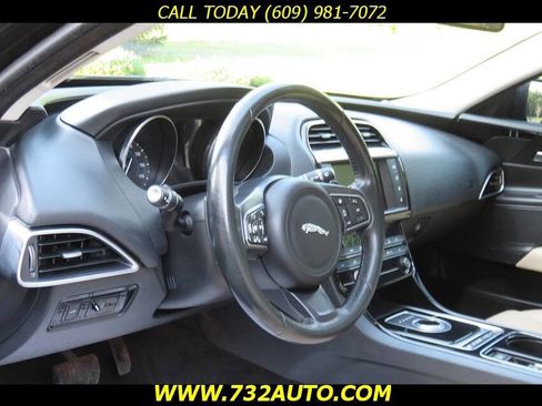 Used 2017 Jaguar XE image 6