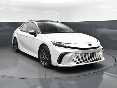 Used 2025 Toyota Camry XSE FWD image 9