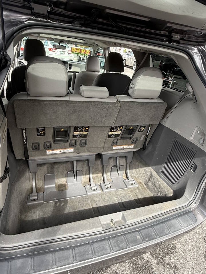 Used 2015 Toyota Sienna XLE w/ XLE Navigation Package FWD image 12