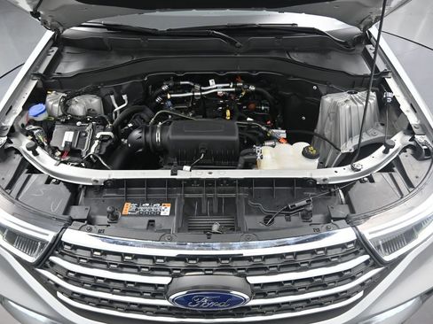 Used 2024 Ford Explorer XLT RWD image 9