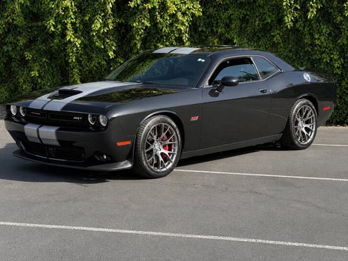 Used 2015 Dodge Challenger SRT w/ Technology Group RWD image 4