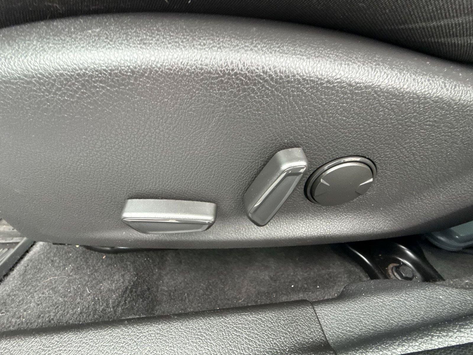 Used 2016 Ford Focus SE w/ SE Power Seat Package FWD image 15