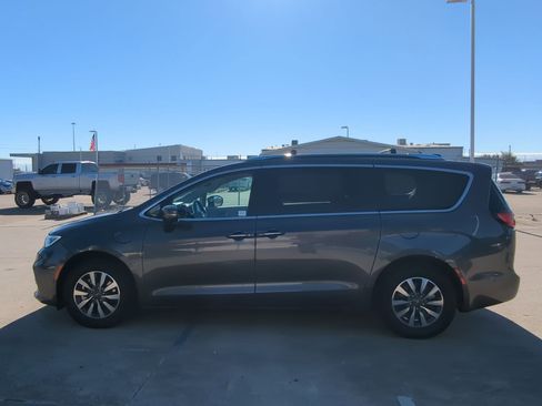 Used 2021 Chrysler Pacifica Touring-L image 7